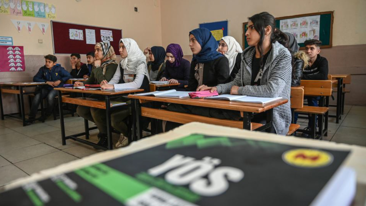 هكذا تنشر تركيا فكر الإخوان بمدارس اللاجئين على أراضيها