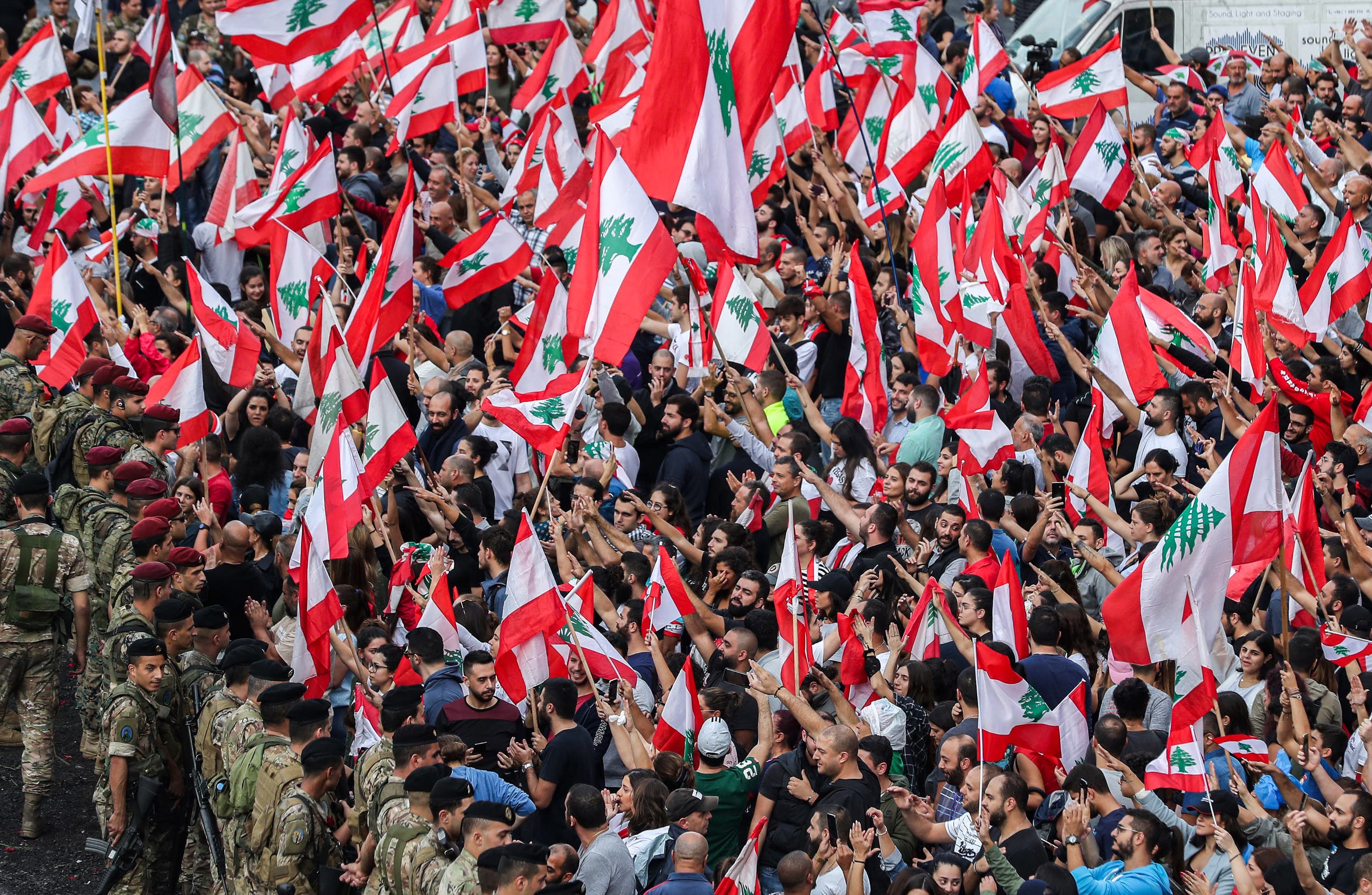الرئيس اللبناني يطالب الأجهزة الأمنية بتمييز المتظاهرين السلميين