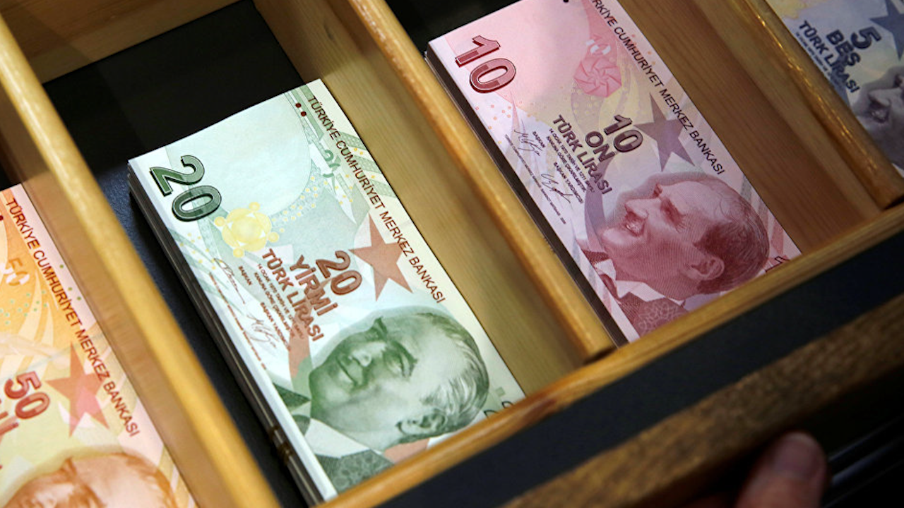 الليرة التركية تهبط لأدنى مستوى خلال شهرين