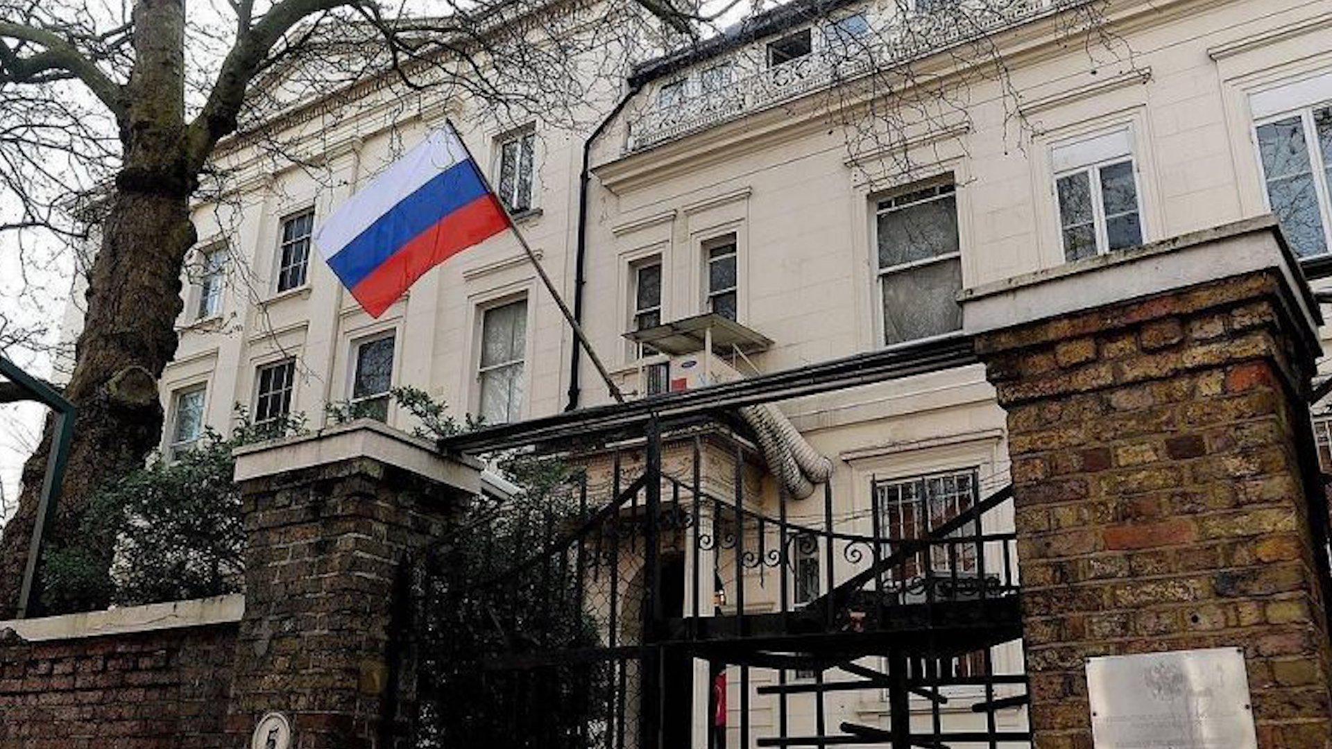Посольство в лондоне. Советское посольство в Лондоне. Посольство РФ В Лондоне. Консульский отдел российского посольства в Британии. Здание посольства России в Лондоне.
