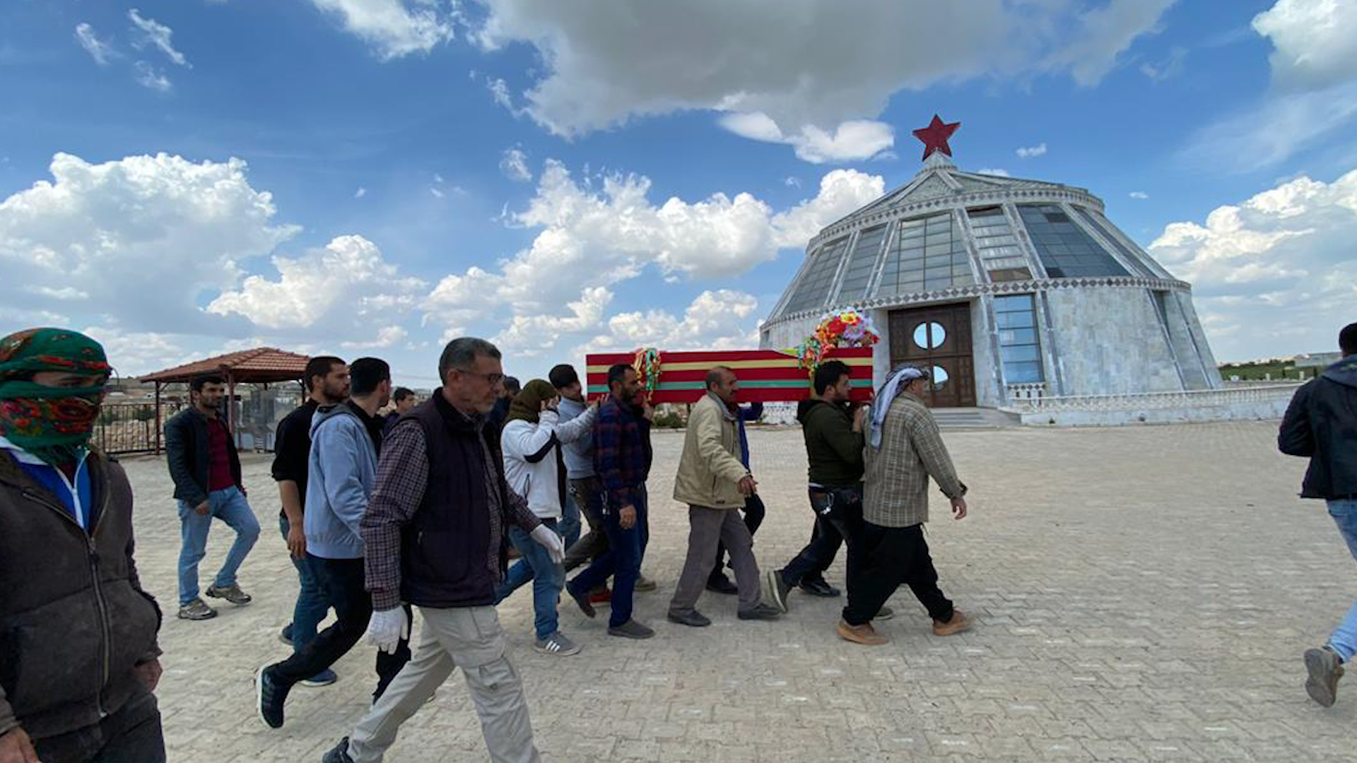 تشييع جثمان الشهيد خالو كوباني إلى مثواه الأخير في مزارالشهيدة دجلة