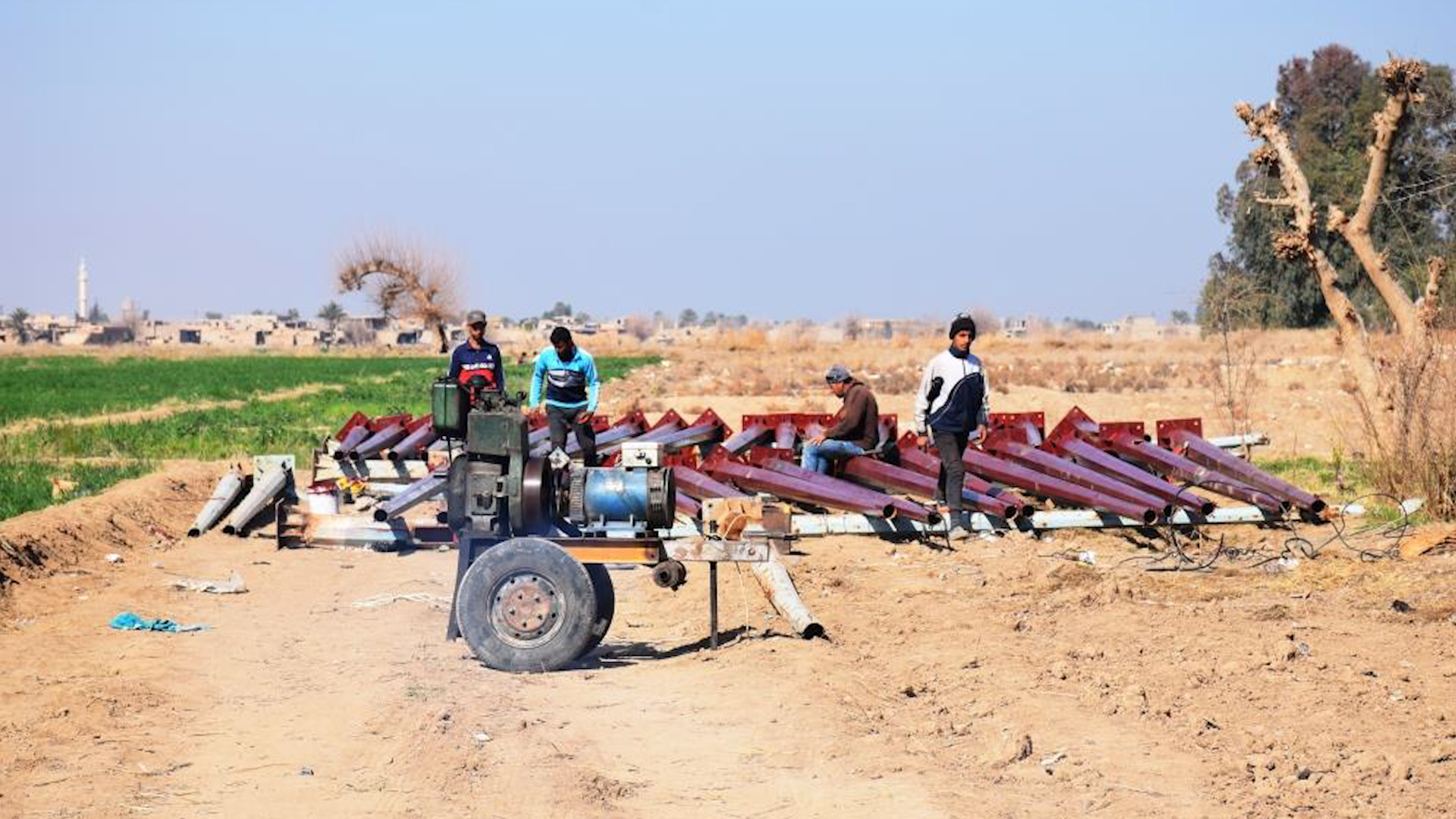 مجلس دير الزور المدني يباشر مشروع إنارة شوارع هجين