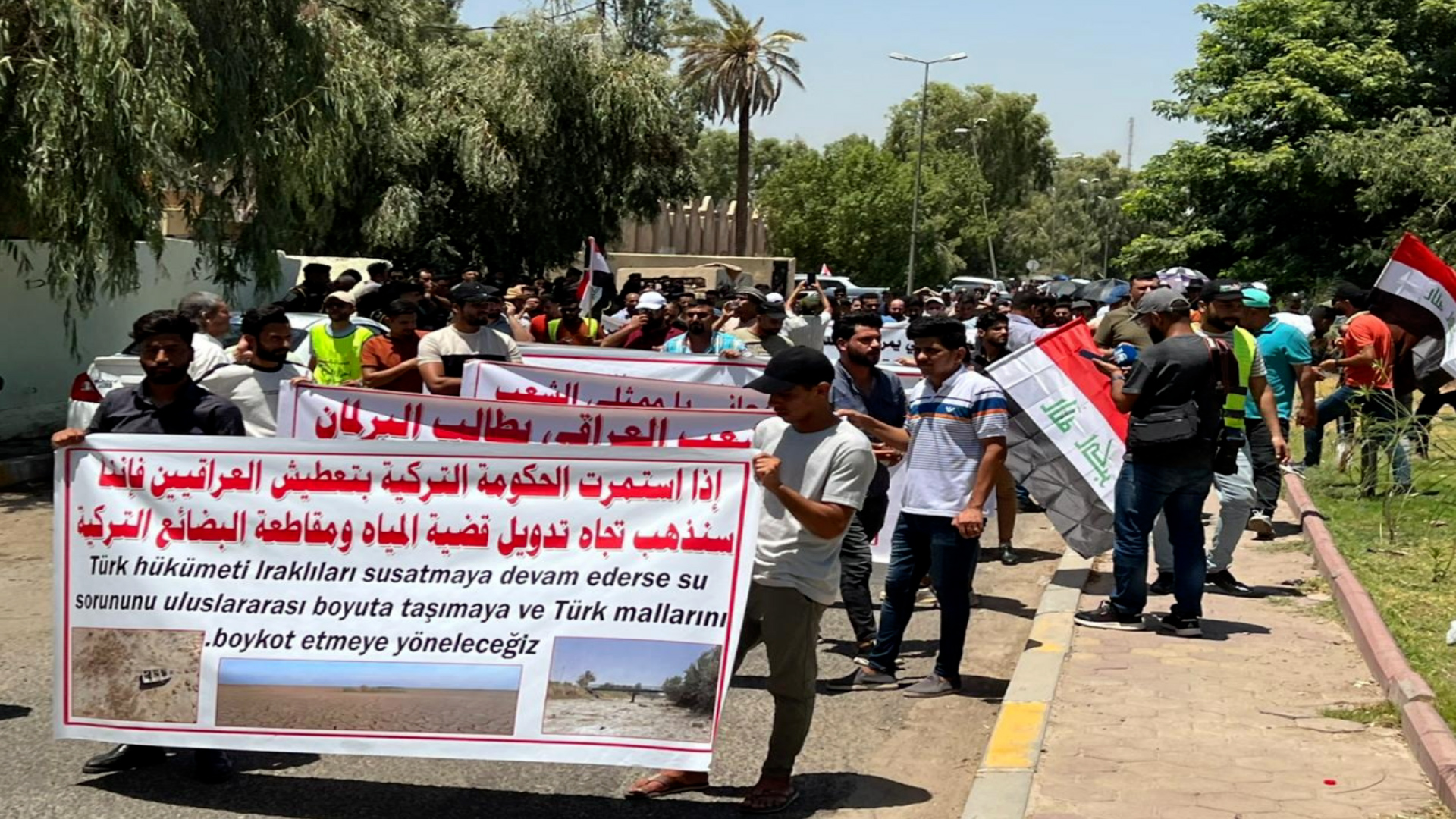 أهالي بغداد يتظاهرون تنديداً بقطع الاحتلال التركي لمياه دجلة والفرات ويهددون بمقاطعة بضائعها
