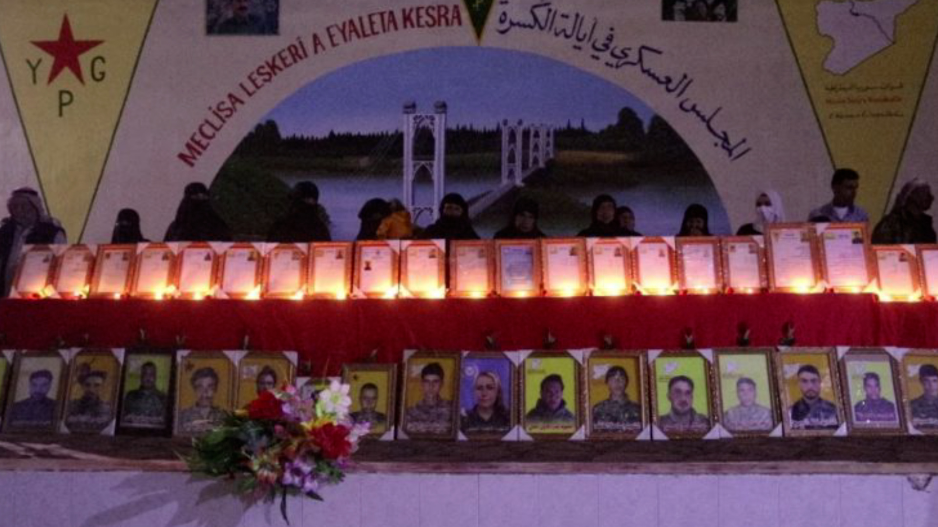 أهالي دير الزور يستذكرون 31 شهيداً في الساحة العسكرية ببلدة الكسرة