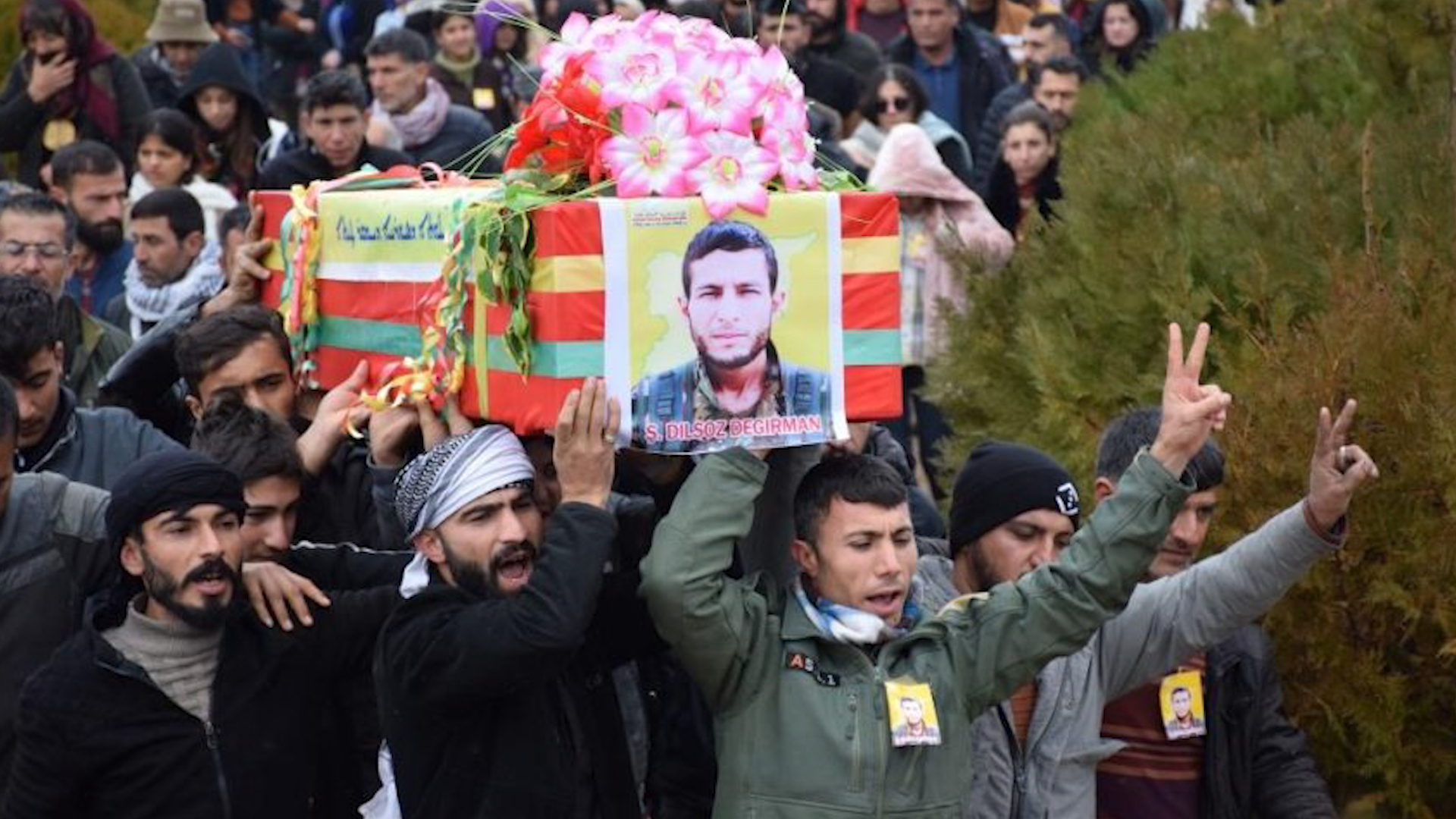 أهالي مدينة كوباني يشيعون جثمان الشهيد دلسوز دكرمان إلى مثواه الأخير