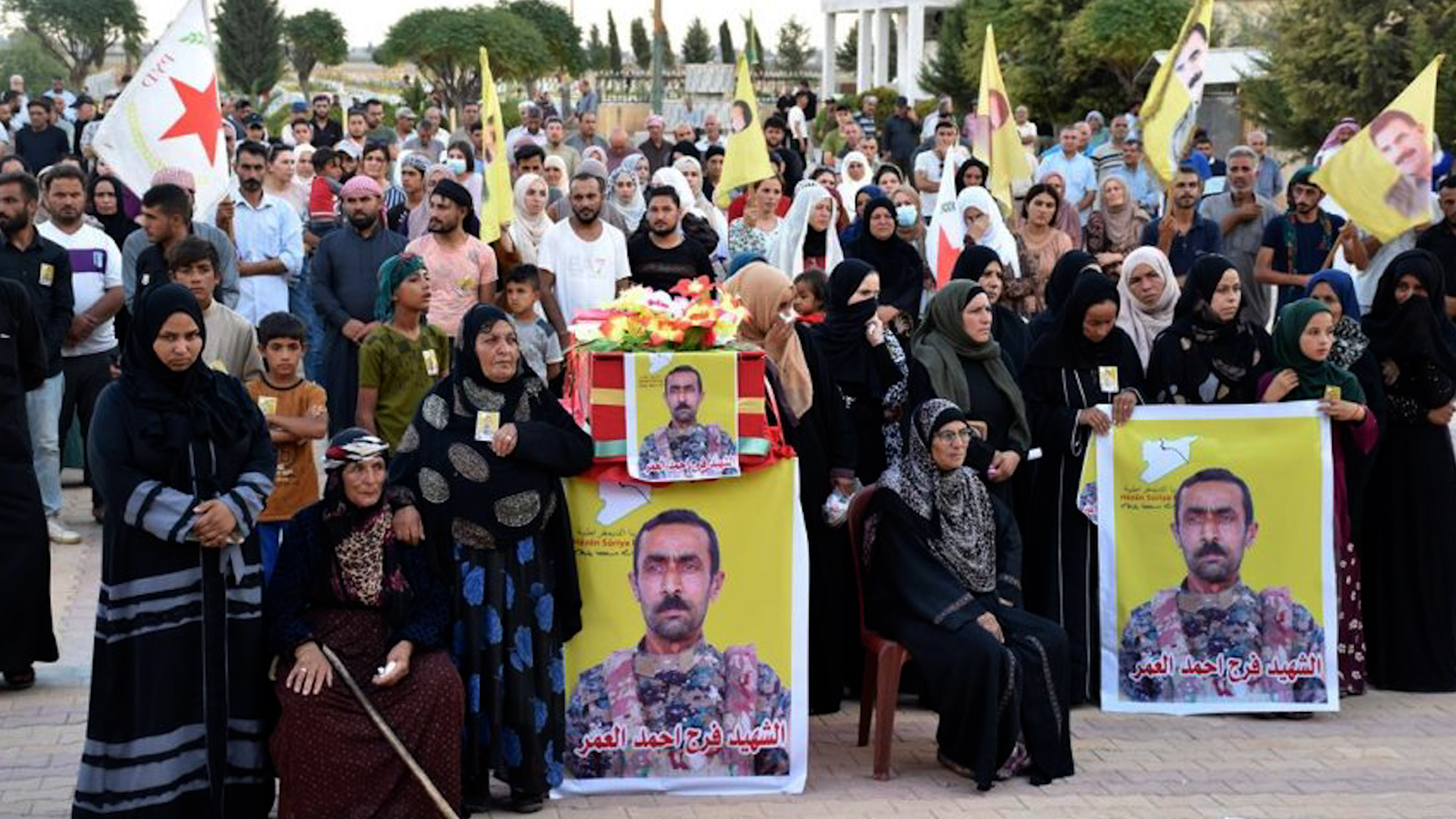 جثمان المقاتل في قوات سوريا الديمقراطية “فرج أحمد العمر” يوارى الثرى في الحسكة