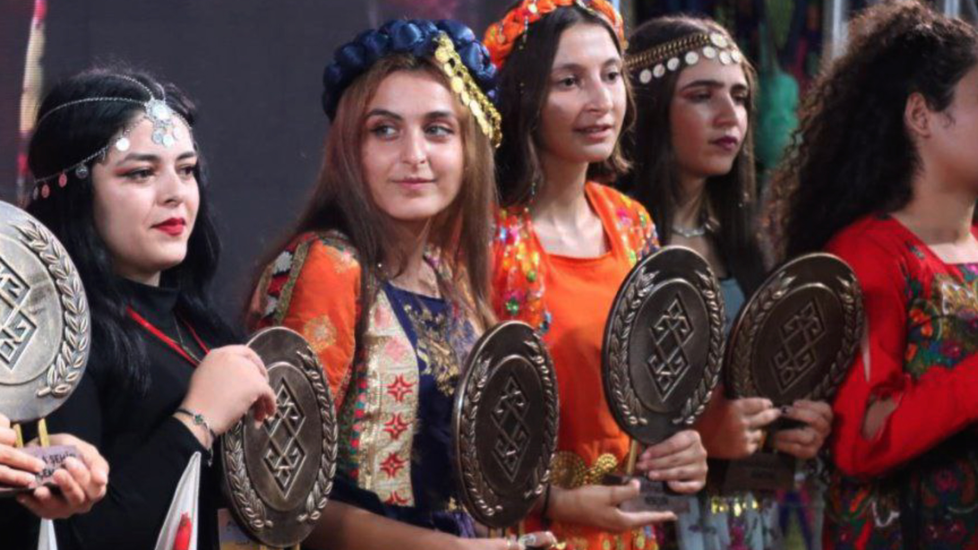اختتام مهرجان الشهيدة برجم في كوباني بتكريم الفرق الفنية المشاركة