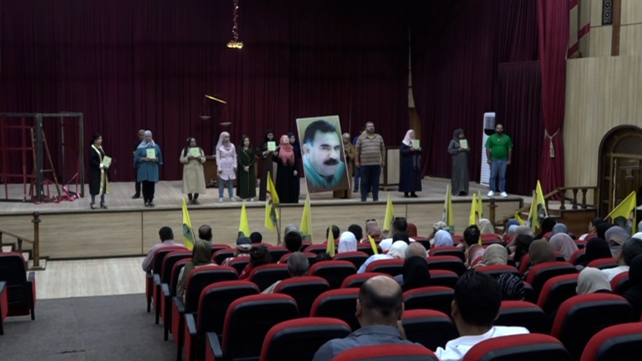 عرض مسرحي في مقاطعة الطبقة يجسد قرارات الفاشية المجحف بحق القائد عبد الله أوجلان