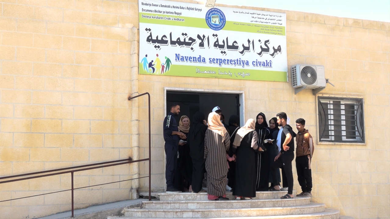 لتقديم التسهيلات لهم..مركز الرعاية الاجتماعية بمدينة الرقة يبدأ بتسجيل العائلات السورية واللبنانية القادمة من لبنان