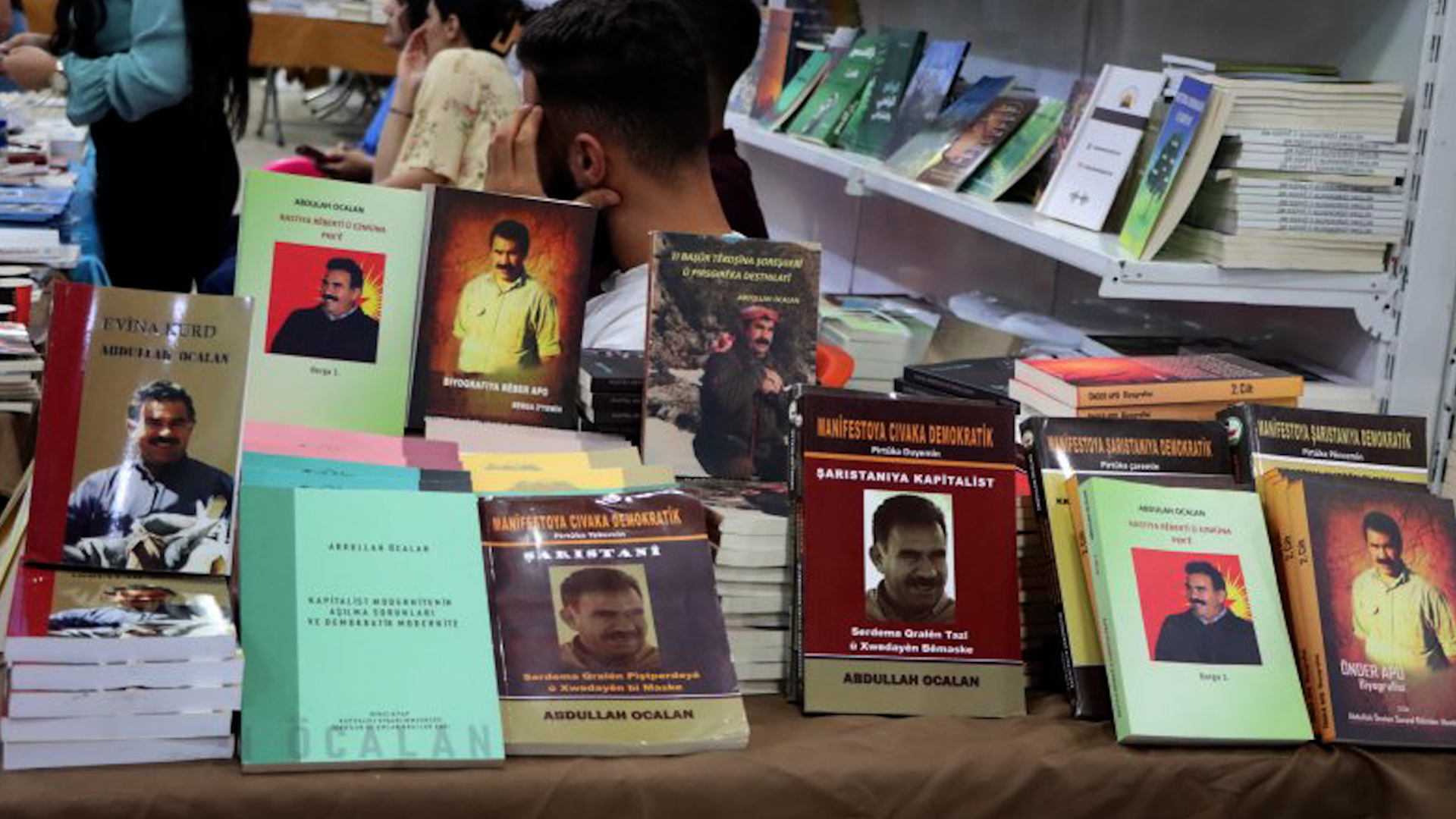 توزيع كتب القائد عبد الله أوجلان في معرض الشهيد هركول الكتاب