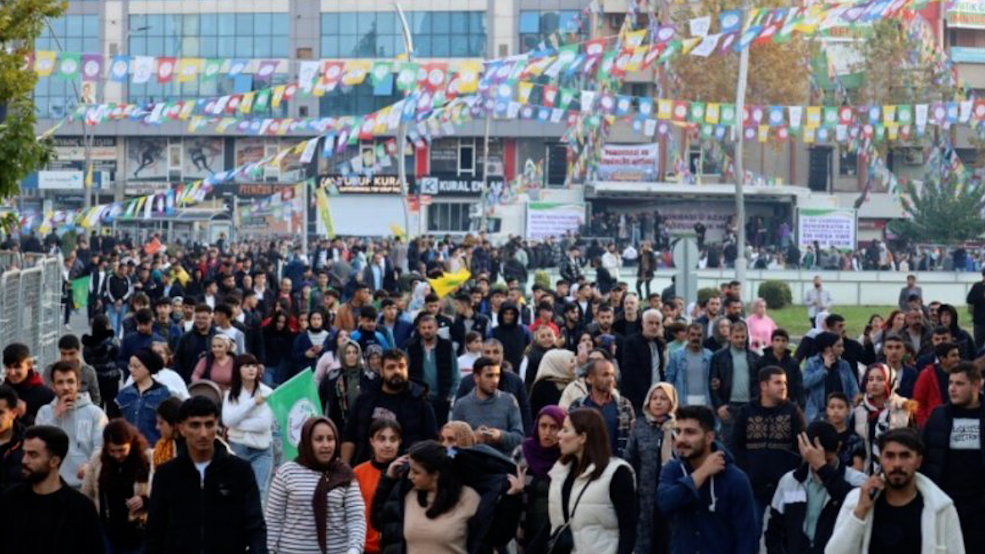 “الآلاف في شمال كردستان يشاركون في تجمع “الديمقراطية والحرية