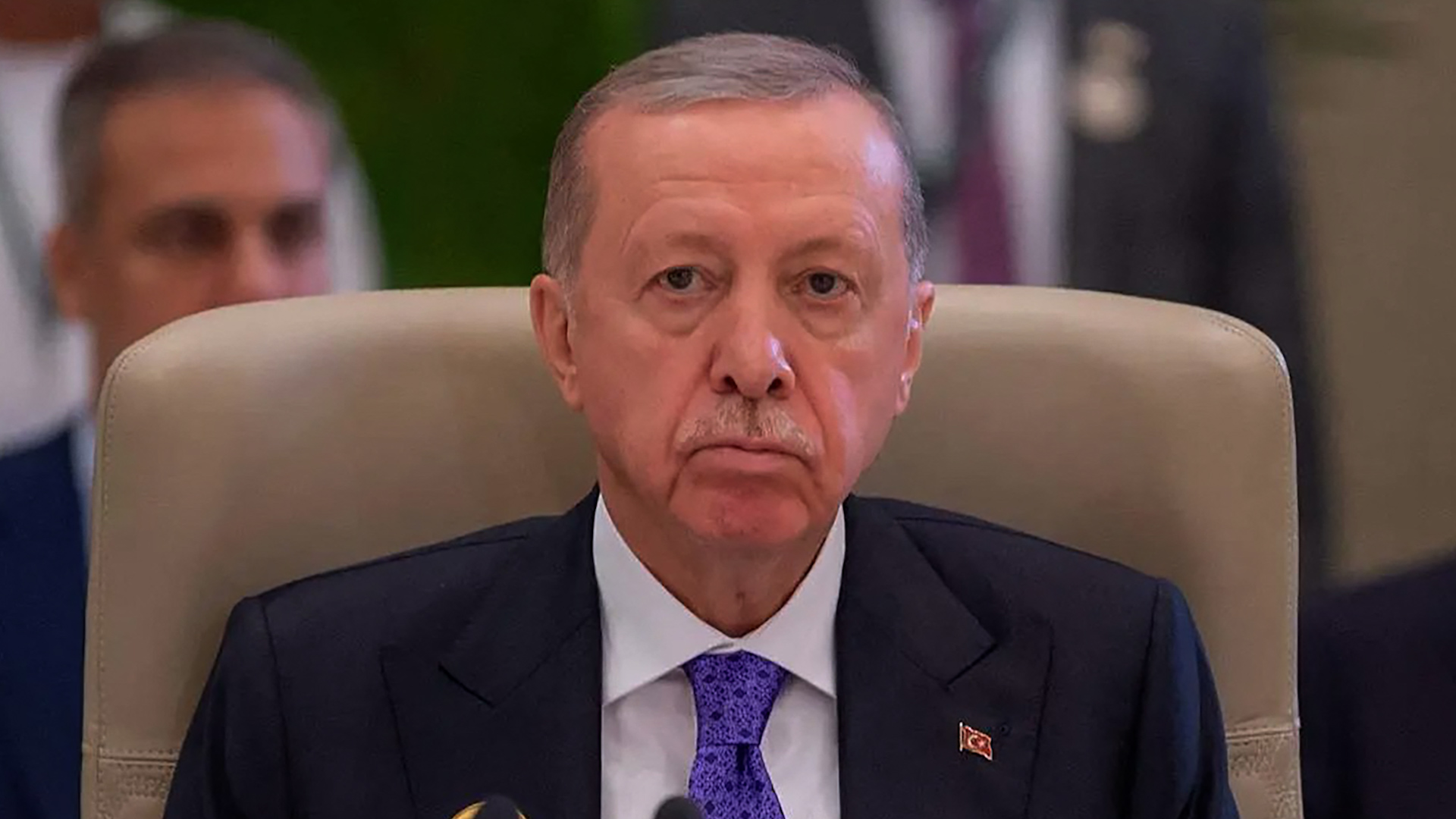 أردوغان يغادر قاعة قمة الرياض قبل بدء بشار الأسد بكلمته