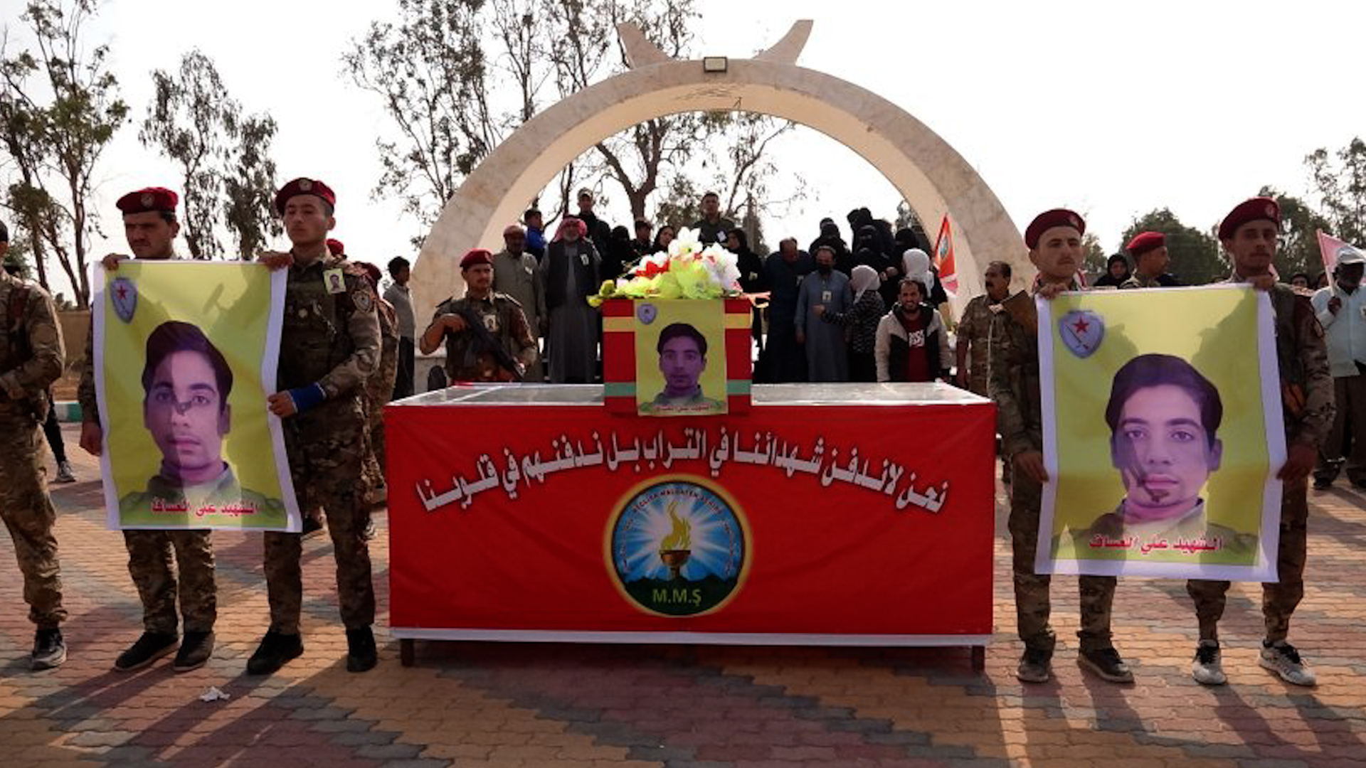 أهالي الطبقة يشيّعون جثمان مقاتل قوات الحماية الذاتية علي العساف