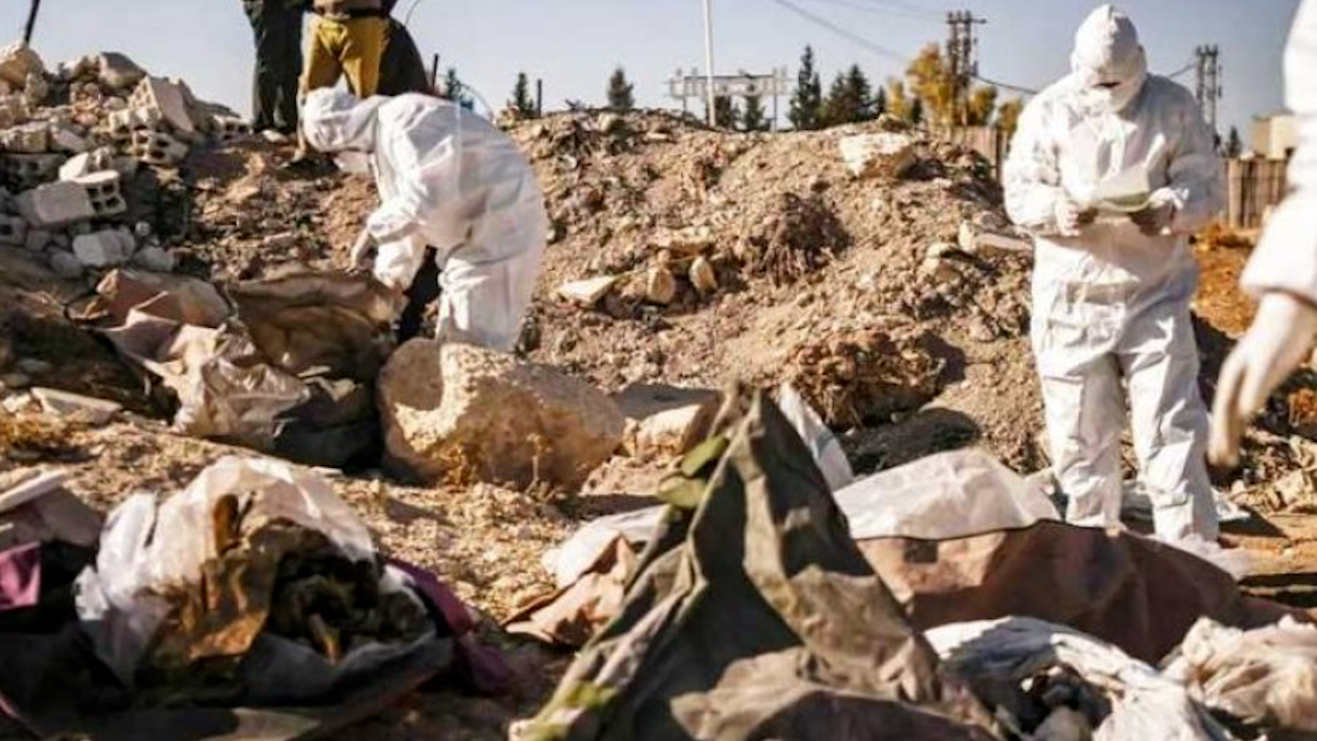 المرصد: العثور على مقبرة جماعية ببلدة قرفا بريف درعا تحوي رفات 93 مدنيا بينهم أطفال ونساء