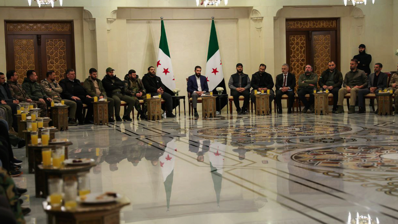 السلطات الجديدة في دمشق تعلن “حل جميع الفصائل المسلحة” ودمجها في كيان واحد