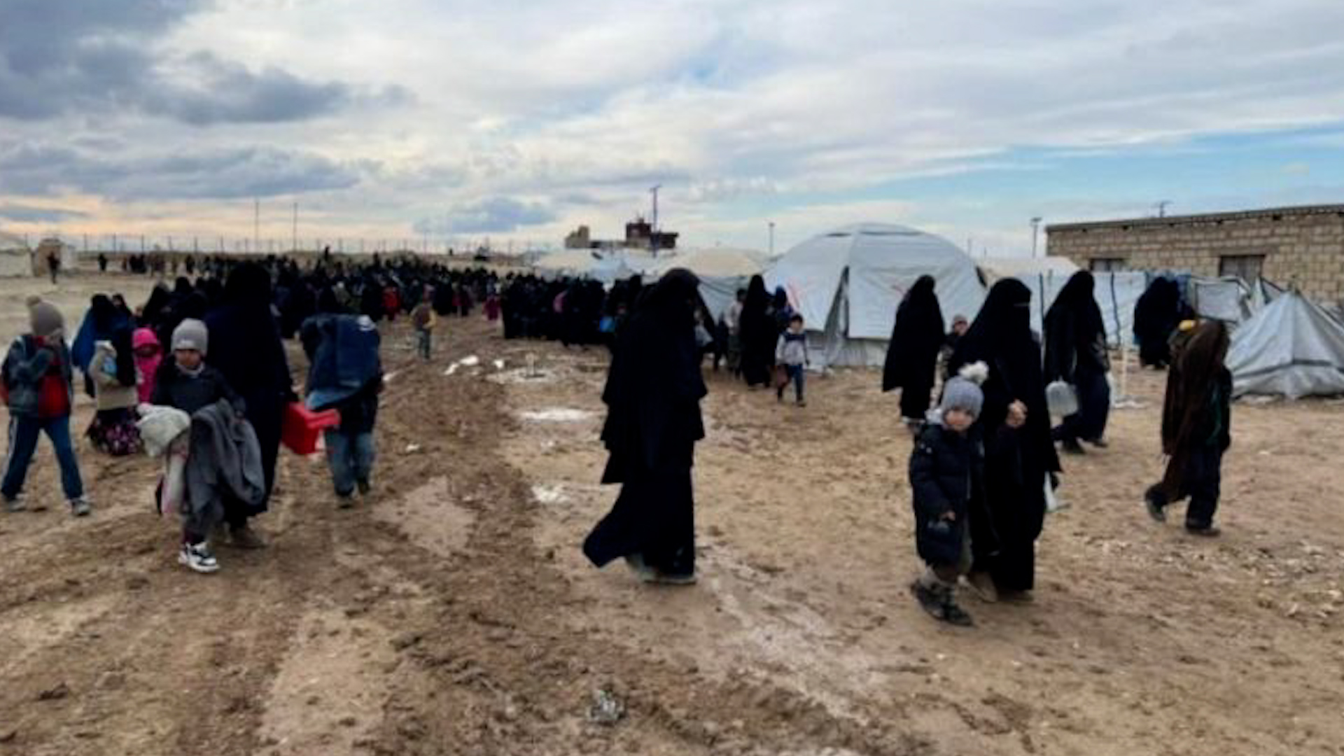 مخيم الهول..148 أسرة عراقية تستعد لمغادرة المخيم بالتنسيق بين الإدارة الذاتية وبغداد