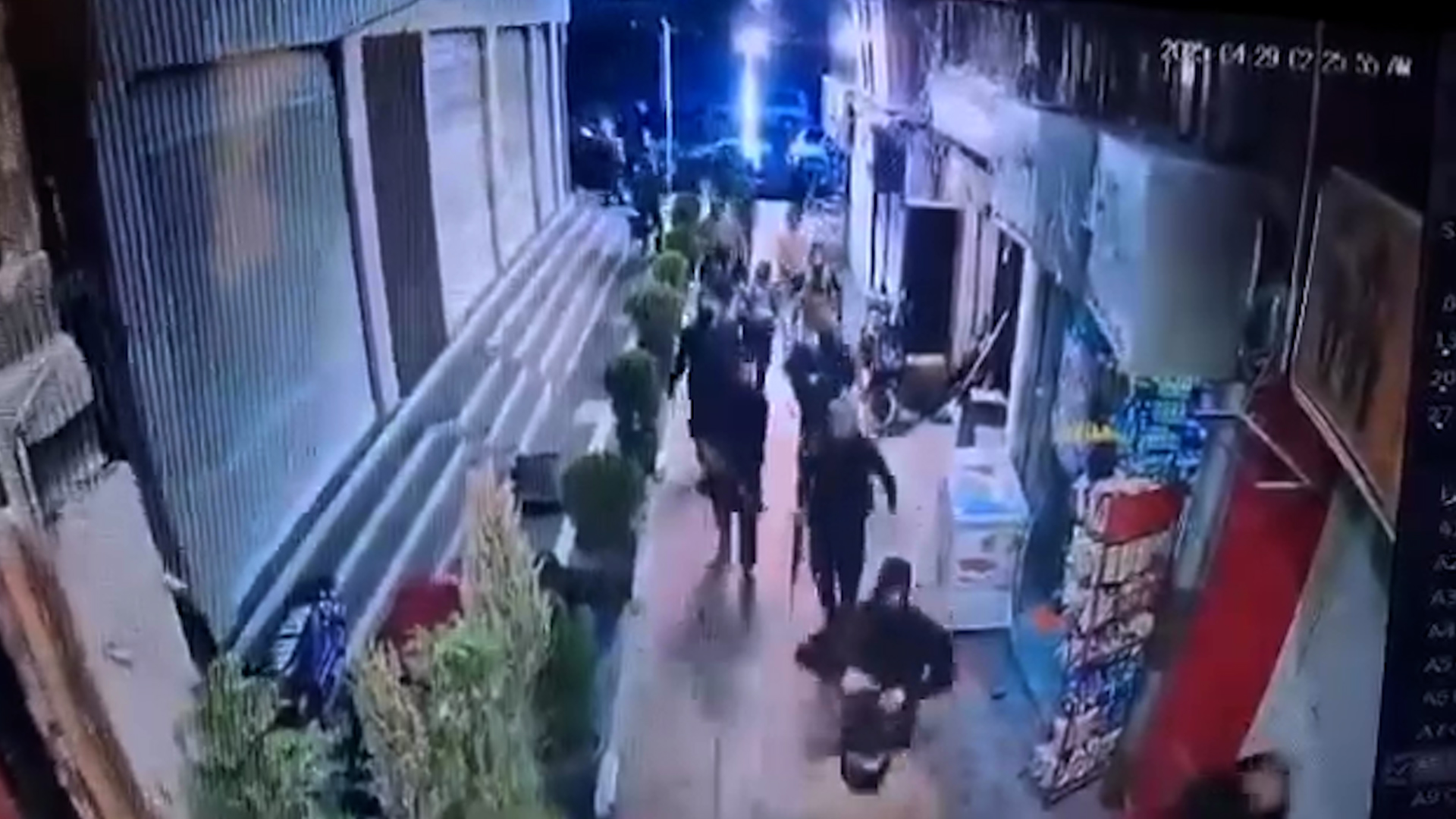 فصائل تابعة لسلطة دمشق تقتحم مطعما في دمشق وتعتدي على مدنيين وسط غياب أمني