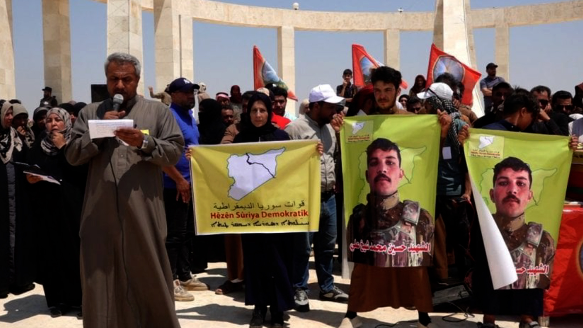 تشييع جثمان مقاتل قسد حسين الشيخ في الرقة