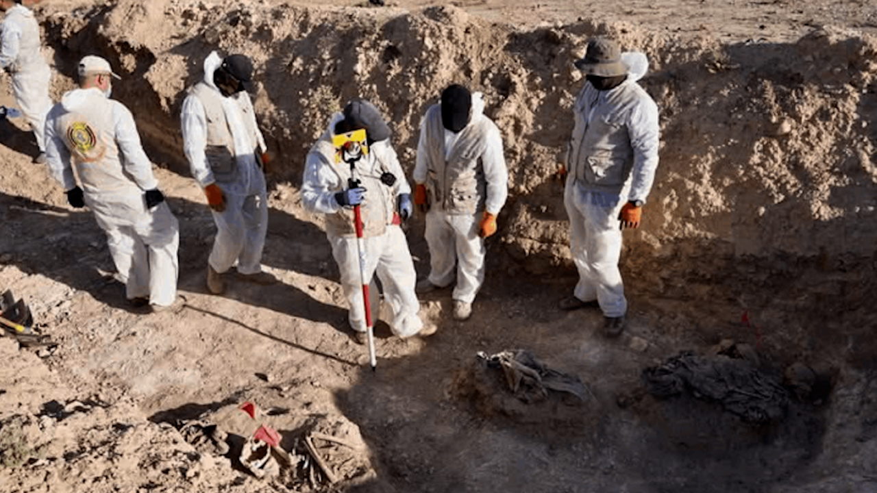 محافظ نينوى يعلن البدء بأعمال فتح مقبرة الخسفة الجماعية