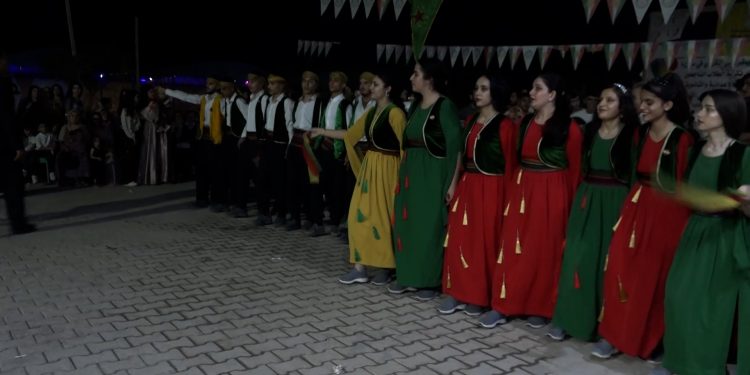 الرقة..حفل تكريم للطلبة المتفوقين في منهاج الإدارة الذاتية وحكومة دمشق