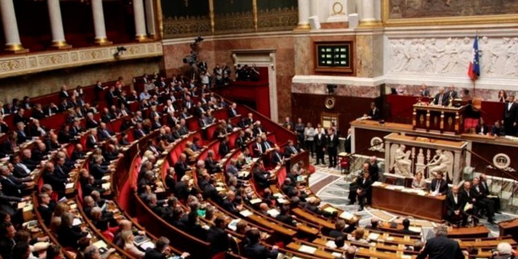 بعد 9 أشهر فقط..البرلمان الفرنسي يحجب الثقة عن حكومة بايرو