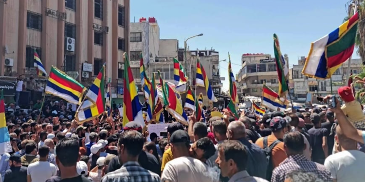 السويداء تطالب بتقرير المصير ردا على انتهاكات الحكومة الانتقالية
