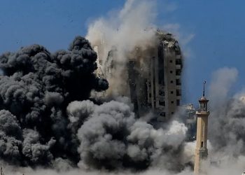 إسرائيل تقصف بغارة جوية مبنى متعدد الطوابق في قطاع غزة