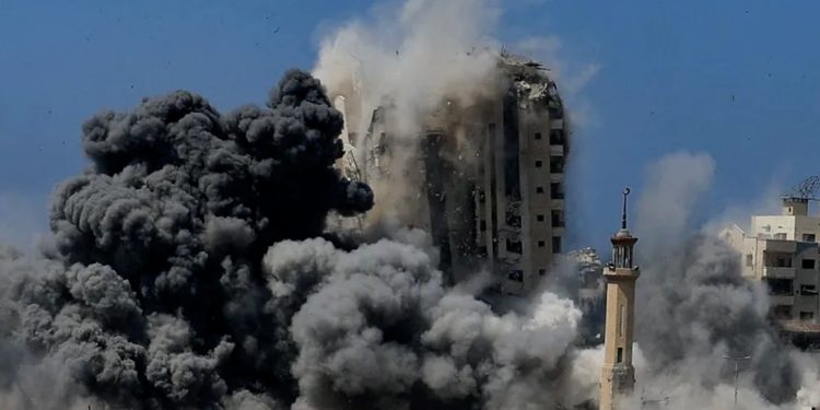 إسرائيل تقصف بغارة جوية مبنى متعدد الطوابق في قطاع غزة