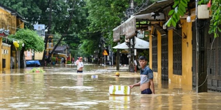 فقدان 18 شخصاً حياتهم وغمر أكثر من 128 ألف منزل في فيتنام