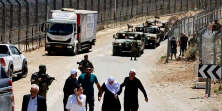 صحيفة ذا ناشيونال: جهود دمشق لاسترضاء دروز السويداء تواجه رفضا واسعا