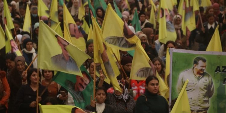 مئات الأهالي يطالبون بمنح القائد عبد الله أوجلان الحق في الأمل