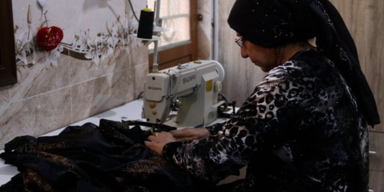جليلة خليل خياطة تنسج بخيوطها حكاية نضال وابداع