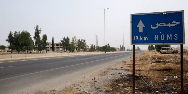 إحراق متجر ونهب محتوياته في حي كرم الزيتون بحمص
