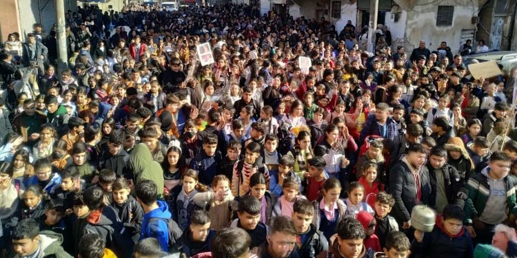 آلاف الطلاب يخرجون ضد حصار الحكومة الانتقالية لحيي الشيخ مقصود والأشرفية