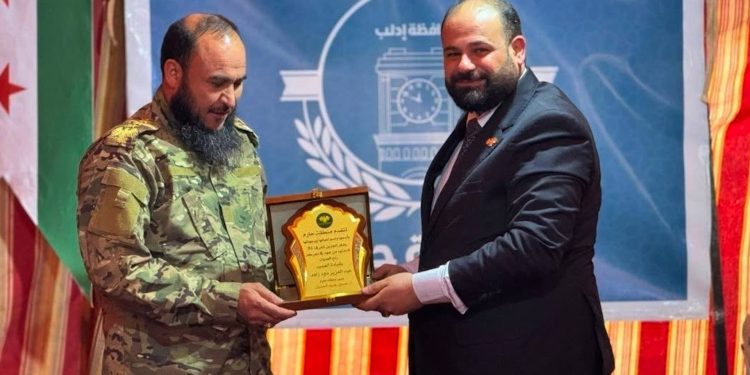 تكريم قيادي تركستاني في ما يعرف بالجيش السوري لإسهامه في تعزيز الأمن والاستقرار