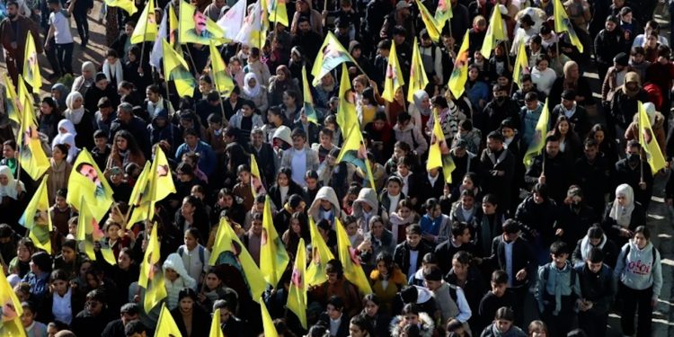 أهالي مقاطعة الفرات يخرجون في مسيرة مطالبة بحرية القائد الجسدية