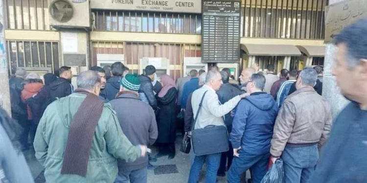 تأخر الحكومة الانتقالية بصرف رواتب الموظفين يفاقم الأزمة الاقتصادية في سوريا