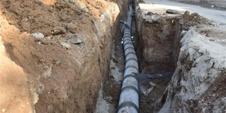 بلدية الشعب في تل تمر تُباشر عملها باستبدال شبكات الصرف الصحي في المدينة