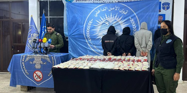 القبض على 4 تجار مخدرات وضبط 283 ألف حبة كبتاغون و 5 كغ كريستال ميث في قامشلو