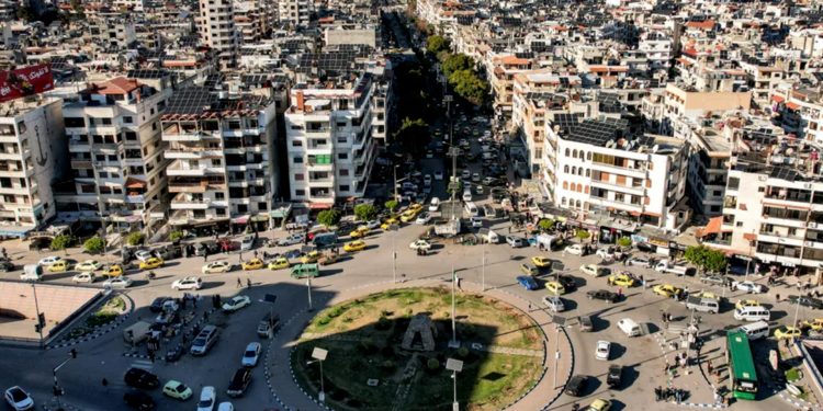 فصل مئات الموظفين بعقود سنوية من العلويين في اللاذقية