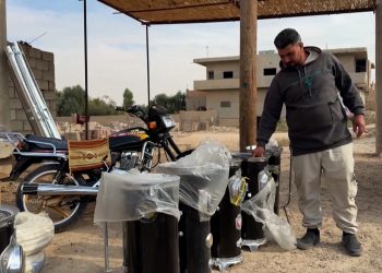 تأخر توزيع بطاقات المحروقات في دير الزور يفاقم معاناة الأهالي-تقرير : قاسم الحردان