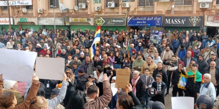 آلاف المتظاهرين في السويداء يطالبون بحق تقرير المصير