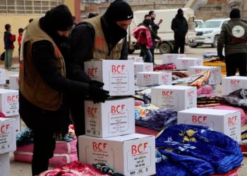 البدء بتوزيع مساعدات مؤسسة البارزاني الخيرية على المهجرين في قامشلو