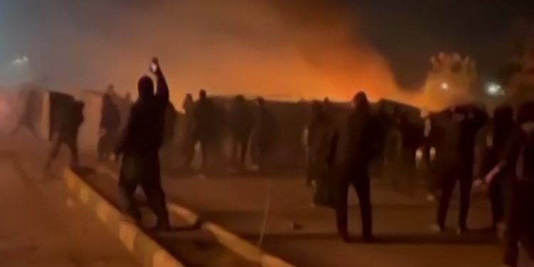 إيران..قمع عنيف يودي بحياة أكثر من ألفي شخص..وترامب يلوح بالتدخل العسكري