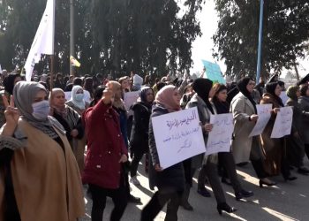 خلال تظاهرة حاشدة ..أهالي الرقة يتضامنون مع الشيخ مقصود والأشرفية-تقرير: محمد خليل