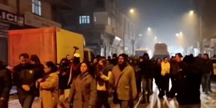 مسيرات في آمد وباطمان دعماً لمقاومة الشيخ مقصود والأشرفية في حلب