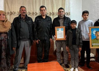 مظلوم عبدي يزور عائلة الشهيد هاشم ديرك 
