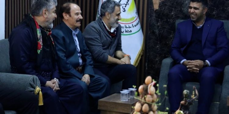 وفد من الفنانين والمثقفين الكردستانيين يزورون الإدارة الذاتية دعماً للمقاومة