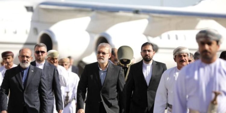 لاريجاني يصل إلى مسقط لمناقشة المفاوضات بين طهران وواشنطن