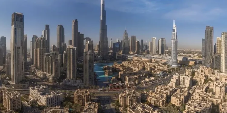 الإمارات: إصابتان بسقوط شظايا مسيرتين في دبي